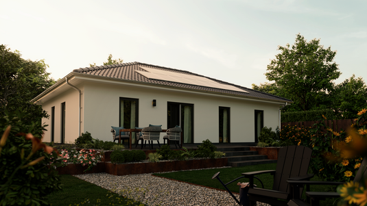 Bungalow 110 Gartenansicht mit Walmdach Bungalow 110 mit Blick vom Garten, Walmdach und großzügiger Fensterfront