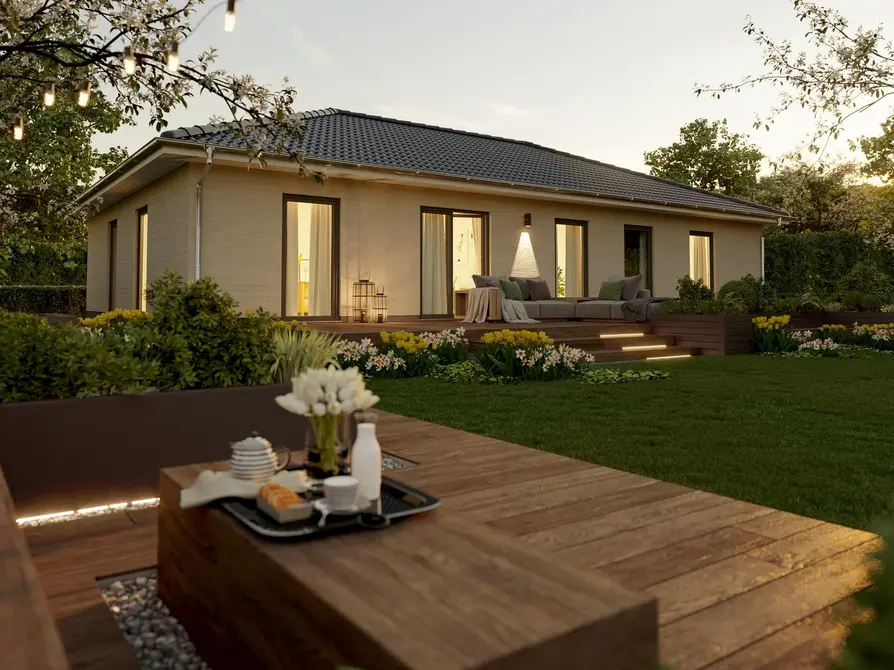 Abendstimmung mit Blick auf Garten, Terasse und Bungalow 131 mit Walmdach