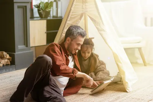 Haus-Familie-Wohnen-Serie-26-7 Vater und Kind beim Buch lesen