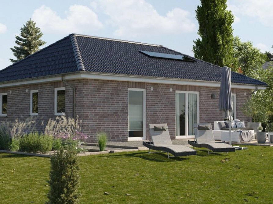 Der Bungalow 92 in der Variante Klinker Nr. 5 und Dach in Anthrazit mit Blick auf den Garten und Terrasse