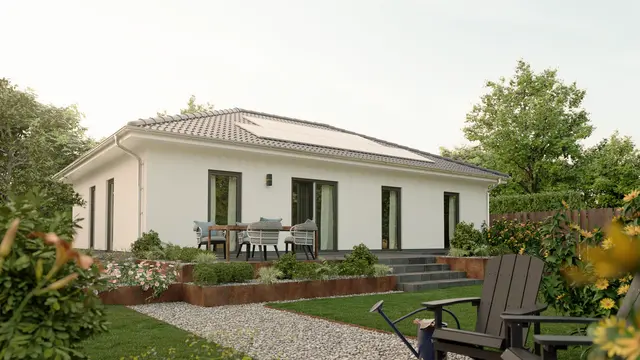 Bungalow 110 Gartenansicht mit Walmdach Bungalow 110 mit Blick vom Garten, Walmdach und großzügiger Fensterfront