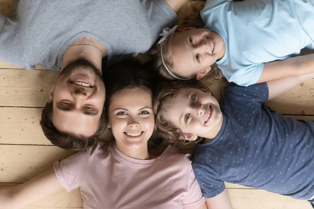 Haus-Familie-Wohnen-Serie-3-14 Familie liegt Kopf-an-Kopf auf Boden